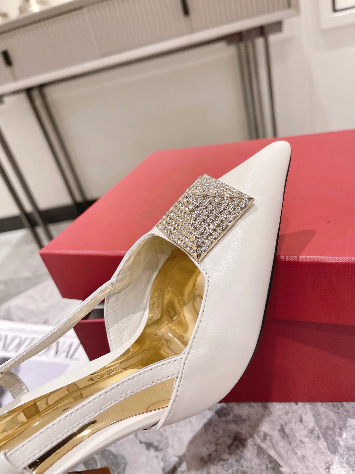 👟👟Ex-factory price 400👟👟 Genuine leather sole +40 Top version 𝑉𝐴𝐿𝐸𝑁𝑇𝐼𝑁𝑂 Valentino new autumn and winter women's back hollow sandals. The unique [pyramid] large rivet hardware [hand-made diamonds] brings out a full sense of high-end, and the new season will live up to expectations! Worth buying ★Imported sheepskin is absolutely high-grade ❥Original method, absolutely sensual ❥Elegant style, creating a different feeling, simple and elegant style!  Code number: 35-41 (34-42 customized) Fabric: Imported sheepskin Lining: Lined sheepskin Heel height: 8cm Leather outsole Rubber outsole